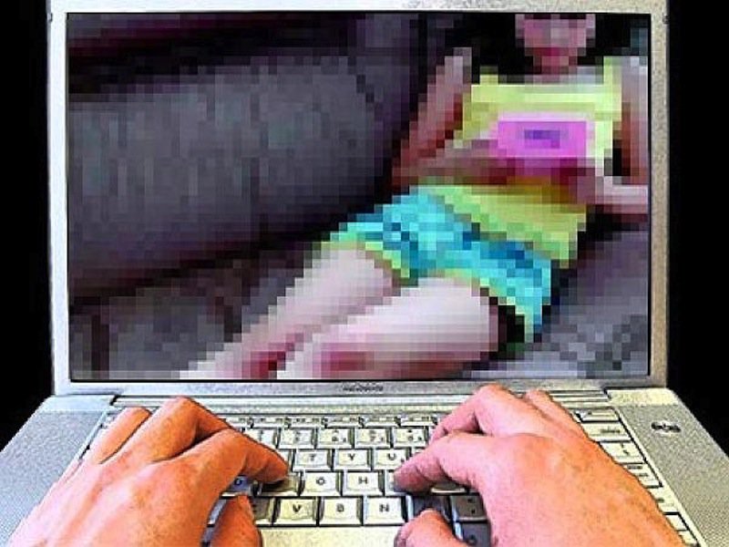 Отец двоих детей рассылал в социальных сетях детское порно